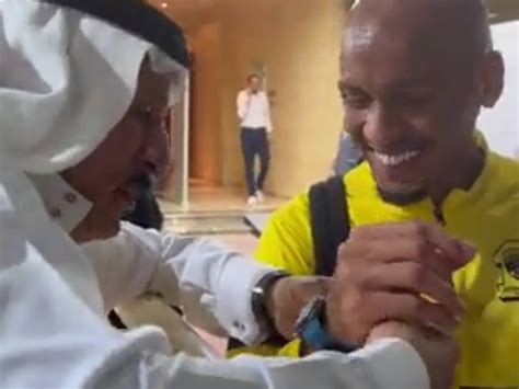 Arabia Saudita, Fabinho riceve un Rolex in regalo da un tifoso (e 